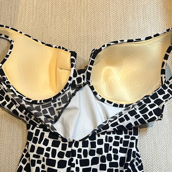 Miraclesuit Black and White Patterned one piece Swimsuit size 10 - Picture 8 of 9